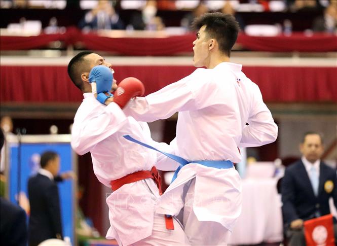 Trận thi đấu vòng loại, nội dung Kumite nam, hạng dưới 84 kg giữa Agustin Ivan Christopher Chanco (đai đỏ, Philipines) và Đỗ Thành Nhân (đai xanh, Việt Nam). Ảnh: Thanh Tùng – TTXVN