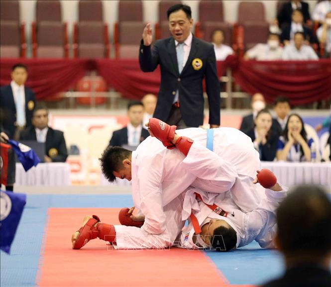 Trận thi đấu vòng loại, nội dung Kumite nam, hạng dưới 84 kg giữa Agustin Ivan Christopher Chanco (đai đỏ, Philipines) và Đỗ Thành Nhân (đai xanh, Việt Nam). Ảnh: Thanh Tùng – TTXVN
