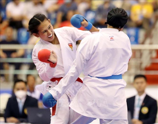 Trận thi đấu vòng loại, nội dung Kumite nữ, hạng dưới 68 kg giữa Zefanya Ceyco Georgia (đai đỏ, Indonesia) và Azlan Amirah Syahirah (đai xanh, Malaysia). Ảnh: Thanh Tùng – TTXVN