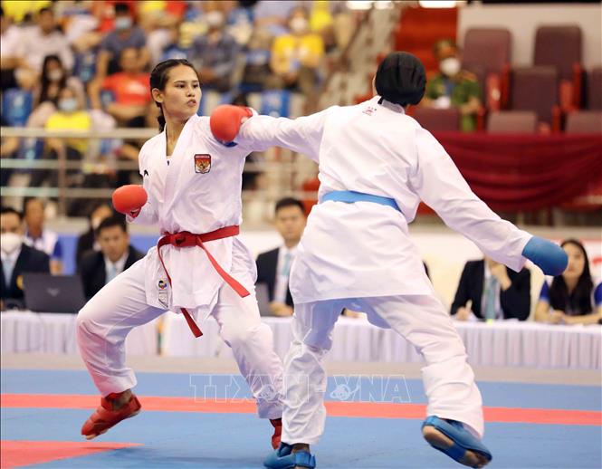 Trận thi đấu vòng loại, nội dung Kumite nữ, hạng dưới 68 kg giữa Zefanya Ceyco Georgia (đai đỏ, Indonesia) và Azlan Amirah Syahirah (đai xanh, Malaysia). Ảnh: Thanh Tùng – TTXVN