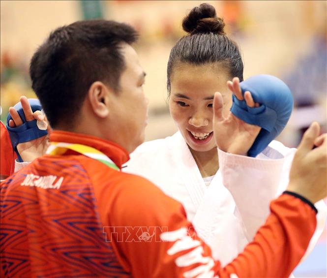 VĐV Hồ Thị Thu Hiền vui mừng trước trận thắng vòng loại, nội dung Kumite nữ, hạng dưới 68 kg. Ảnh: Thanh Tùng – TTXVN