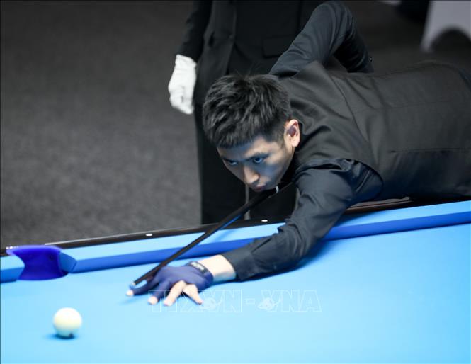 VĐV Kok Jken Yung (Malaysia) thi đấu nội dung 10 Ball Pool. Ảnh: Khánh Hoà - TTXVN