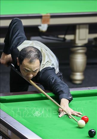 VĐV Lim Chum Kiat (Singapore) thi đấu nội dung Snooker. Ảnh: Khánh Hoà - TTXVN