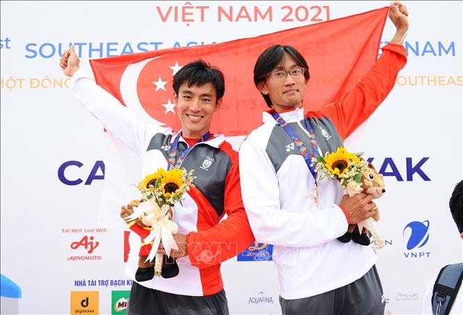 VĐV Teo Guang Yi Lucas, Brandon Ooi Wei Cheng (Singapore) giành HCV nội dung thuyền 2 nam Kayak (MK2 1000). Ảnh: Minh Đức – TTXVN

