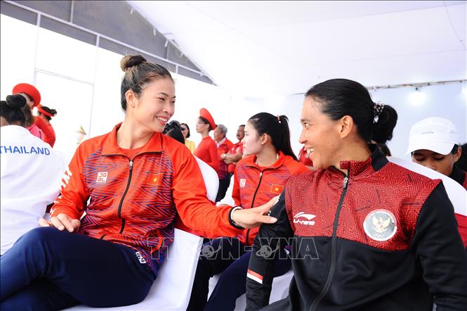 Niềm vui của VĐV Trương Thị Phương (dân tộc Sán Dìu) cùng VĐV đội tuyển Indonesia khi đoạt HCV nội dung thuyền 4 nữ Canoeing 1000m (WC4 1000). Ảnh: Minh Đức – TTXVN