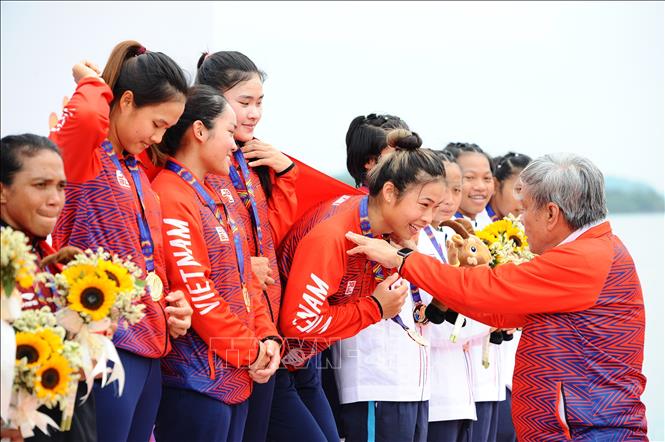 Trương Thị Phương (dân tộc Sán Dìu) cùng các VĐV đội tuyển Việt Nam nhận HCV nội dung thuyền 4 nữ Canoeing 1000m (WC4 1000). Ảnh: Minh Đức – TTXVN


