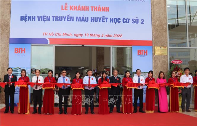 Trong ảnh: Các đại biểu cắt băng khánh thành Bệnh viện Truyền máu - Huyết học Thành phố Hồ Chí Minh cơ sở 2. Ảnh: Đinh Hằng - TTXVN
