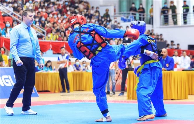 Một pha đánh ghi điểm của VĐV Vovinam Việt Nam Nguyễn Thanh Liêm (giáp đỏ) thi đấu với VĐV Myanma Aung Zaw Khant (giáp xanh) ở hạng cân 60kg. Ảnh: Tuấn Anh - TTXVN