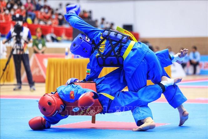 Một pha đánh của VĐV Vovinam Việt Nam Nguyễn Thanh Liêm (giáp đỏ) thi đấu với VĐV Myanma Aung Zaw Khant (giáp xanh) ở hạng cân 60kg. Ảnh: Tuấn Anh - TTXVN