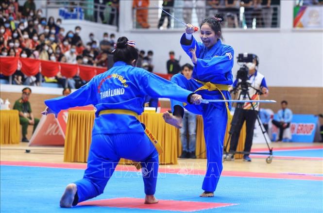 Đội tuyển Vovinam Thái Lan thi đấu nội dung Song luyện kiếm nữ. Ảnh: Tuấn Anh - TTXVN