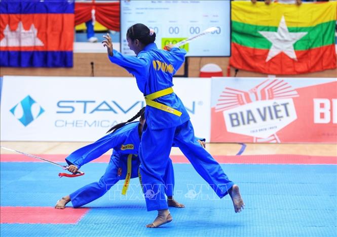 Đội tuyển Vovinam Myanma thi đấu nội dung Song luyện kiếm nữ. Ảnh: Tuấn Anh - TTXVN