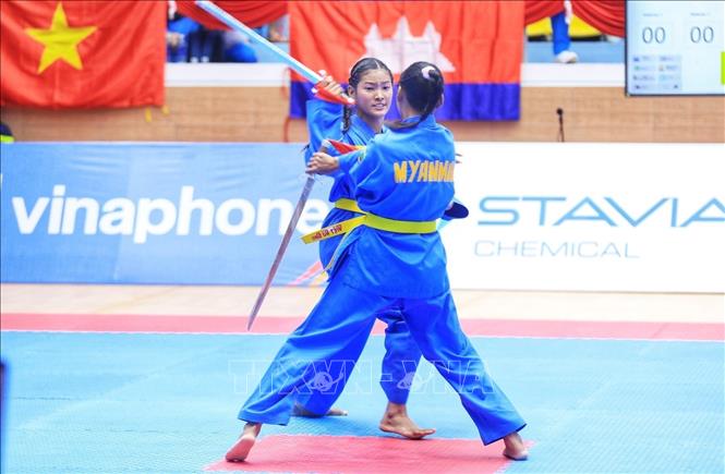 Đội tuyển Vovinam Myanma thi đấu nội dung Song luyện kiếm nữ. Ảnh: Tuấn Anh - TTXVN