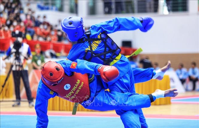 VĐV Vovinam Việt Nam Nguyễn Thanh Liêm (giáp đỏ) thi đấu với VĐV Myanma Aung Zaw Khant (giáp xanh) ở hạng cân 60kg. Ảnh: Tuấn Anh - TTXVN