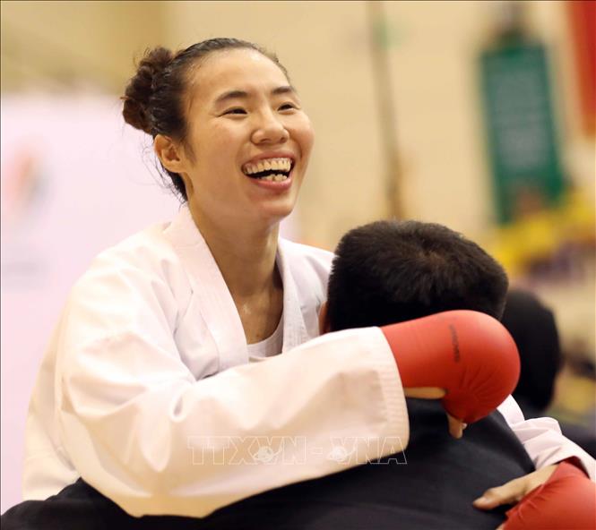 Đã tìm thấy người chiến thắng nữ trong cuộc thi Karate Kumite! Bạn có muốn xem một trong số những pha võ đài đỉnh cao và sự tinh túy của võ thuật Nhật Bản được thể hiện tuyệt vời nhất? Hãy xem thêm ngay!