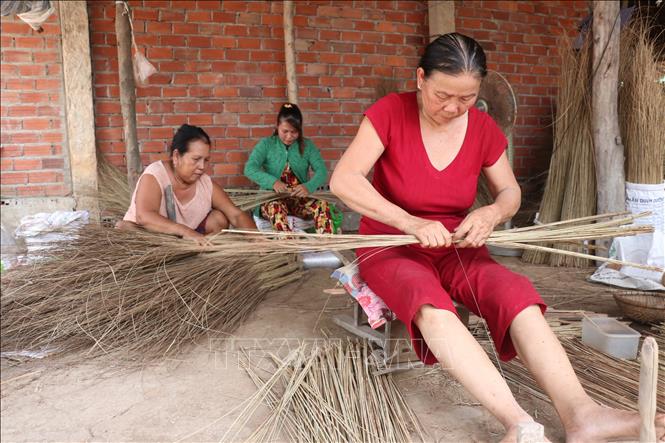 Trong ảnh: Gia đình cô Lê Thị Mai (62 tuổi) ngụ ấp An Hòa, xã Mỹ An, huyện Thạnh Phú, tỉnh Bến Tre gìn giữ làng nghề truyền thống trong suốt gần 30 năm qua. Ảnh: Chương Đài - TTXVN