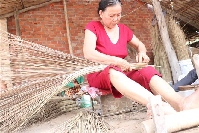 Trong ảnh: Để có một cây chổi hoàn chỉnh, bền chắc, đòi hòi người thợ phải trải qua 4 - 5 công đoạn trong quy trình sản xuất. Ảnh: Chương Đài - TTXVN