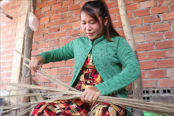 Trong ảnh: Chị Nguyễn Thị Rỡ (28 tuổi) học hỏi, gìn giữ làng nghề truyền thống của gia đình. Ảnh: Chương Đài - TTXVN