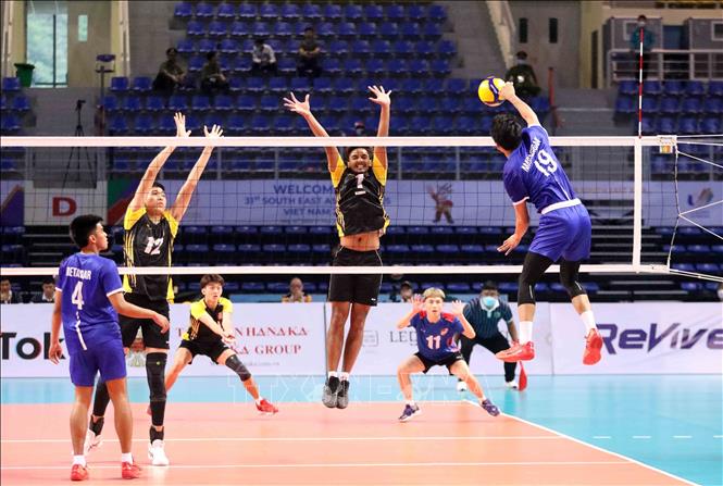 Ysrael Wilson Marasigan (19) of the Philippines goes up for a spike. VNA Photo: Anh Tuấn