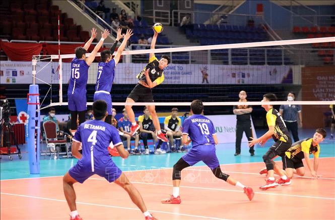 Philippine players strive to block a spike from the Malaysian side. VNA Photo: Anh Tuấn