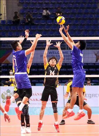 Philippine players block a spike from the Malaysian side. VNA Photo: Anh Tuấn