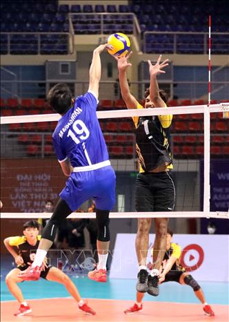 Ysrael Wilson Marasigan (19) of the Philippines goes up for a spike. VNA Photo: Anh Tuấn