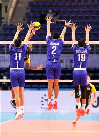 Philippine players block a spike from the Malaysian side. VNA Photo: Anh Tuấn