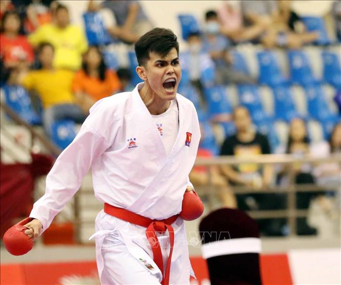 Đỗ Thành Nhân (đai đỏ, Việt Nam) thắng Phongsamphan Thodny (đai xanh, Lào), giành HCV nội dung Kumite, hạng dưới 84 kg nam. Ảnh: Thanh Tùng – TTXVN