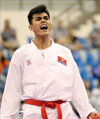 Niềm vui chiến thắng của Đỗ Thành Nhân khi giành HCV Kumite hạng dưới 84 kg nam. Ảnh: Thanh Tùng – TTXVN