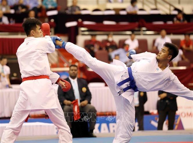 Đỗ Thành Nhân (đai đỏ, Việt Nam) thắng Phongsamphan Thodny (đai xanh, Lào), giành HCV nội dung Kumite, hạng dưới 84 kg nam. Ảnh: Thanh Tùng – TTXVN