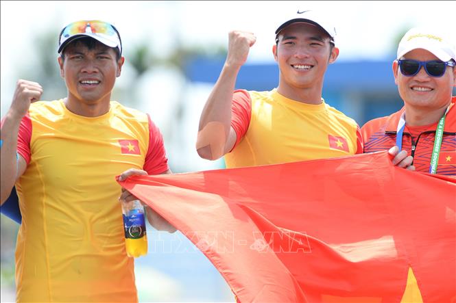 Athletes Pham Hong Quan and Hien Nam won gold in the men's canoe doubles event 1000m (MC2 1000). VNA Photo 