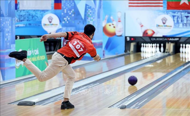 A Malaysian player competes in Bowling men's team of four event at the ongoing SEA Games 31 on May 19. VNA Photo: Trung Kiên