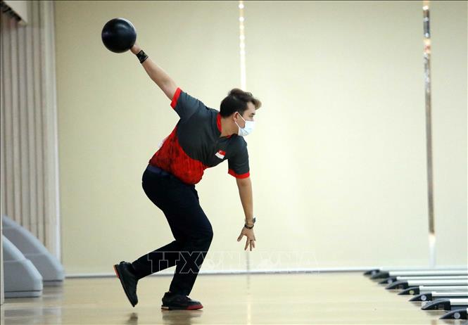 A Singaporean player competes in Bowling men's team of four event at the ongoing SEA Games 31 on May 19. VNA Photo: Trung Kiên