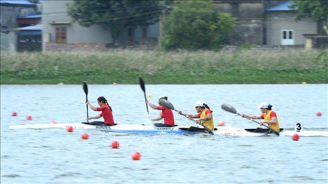 The pair of athletes Do Thi Thanh Thao and Dinh Thi Trang (Vietnam) on the track in the women's Kayak doubles event 1000m (WK2 1000). VNA Photo 