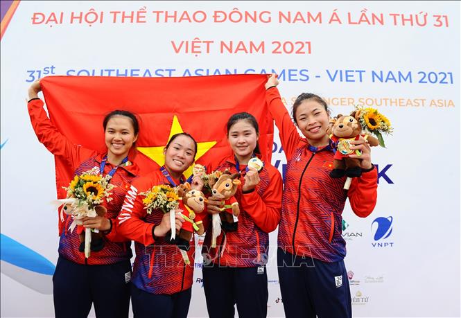 4 athletes Truong Thi Phuong, Diep Thi Huong, Nguyen Thi Huong and Nguyen Thi Tuyet receive the gold medal in the women's Canoeing 4x1000m (WC4 1000). VNA Photo