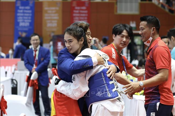 Niềm vui của VĐV Phạm Thị Thu Hiền sau khi giành chiến thắng VĐV Sasikarn Tongchan ở chung kết hạng cân 62kg nữ. Ảnh: Minh Quyết - TTXVN 