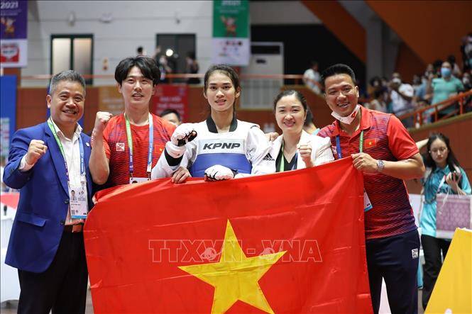 Niềm vui của VĐV Phạm Thị Thu Hiền sau khi giành chiến thắng VĐV Sasikarn Tongchan ở chung kết hạng cân 62kg nữ. Ảnh: Minh Quyết - TTXVN 