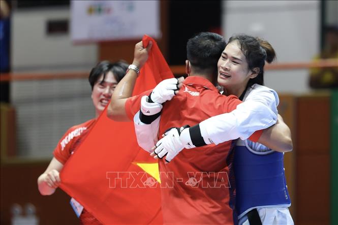 Niềm vui của VĐV Phạm Thị Thu Hiền sau khi giành chiến thắng VĐV Sasikarn Tongchan ở chung kết hạng cân 62kg nữ. Ảnh: Minh Quyết - TTXVN 