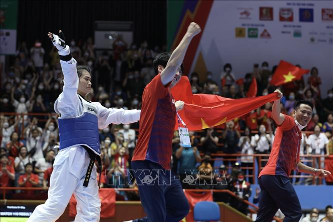 Niềm vui của VĐV Phạm Thị Thu Hiền sau khi giành chiến thắng VĐV Sasikarn Tongchan ở chung kết hạng cân 62kg nữ. Ảnh: Minh Quyết - TTXVN 