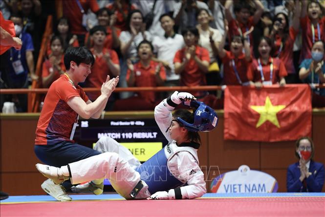 Niềm vui của VĐV Phạm Thị Thu Hiền sau khi giành chiến thắng VĐV Sasikarn Tongchan ở chung kết hạng cân 62kg nữ. Ảnh: Minh Quyết - TTXVN 