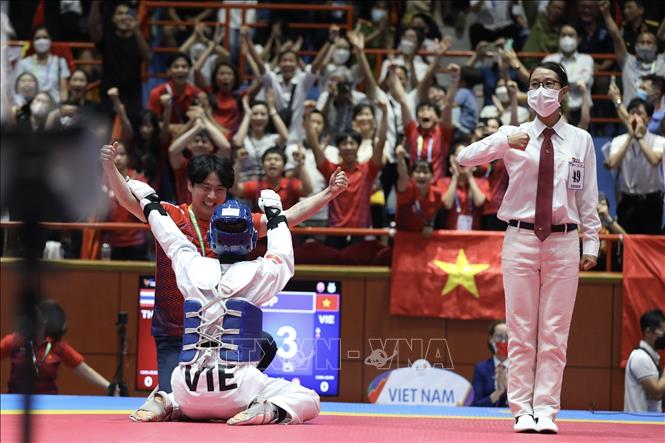 Niềm vui của VĐV Phạm Thị Thu Hiền sau khi giành chiến thắng VĐV Sasikarn Tongchan ở chung kết hạng cân 62kg nữ. Ảnh: Minh Quyết - TTXVN 