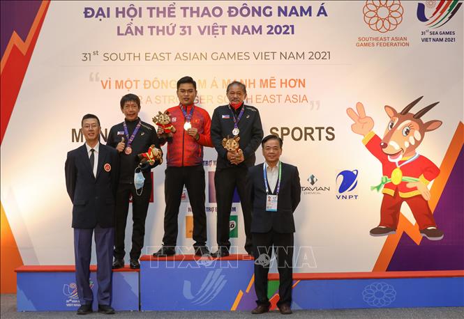 Trao huy chương cho các VĐV thi đấu nội dung Carom 1 băng (từ trái sang: Francisco Dela Cruz (Philippines, HCĐ), Nguyễn Trần Thanh Tự (Việt Nam, HCV), Efren Reyes (Philippines, HCĐ). Ảnh: Khánh Hoà - TTXVN