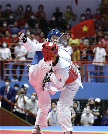 VĐV Phạm Thị Thu Hiền (Việt Nam, giáp xanh) thắng VĐV Sasikarn Tongchan (Thái Lan, giáp đỏ) ở chung kết hạng cân 62kg nữ. Ảnh: Minh Quyết - TTXVN