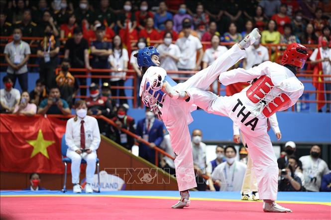 VĐV Phạm Thị Thu Hiền (Việt Nam, giáp xanh) thắng VĐV Sasikarn Tongchan (Thái Lan, giáp đỏ) ở chung kết hạng cân 62kg nữ. Ảnh: Minh Quyết - TTXVN