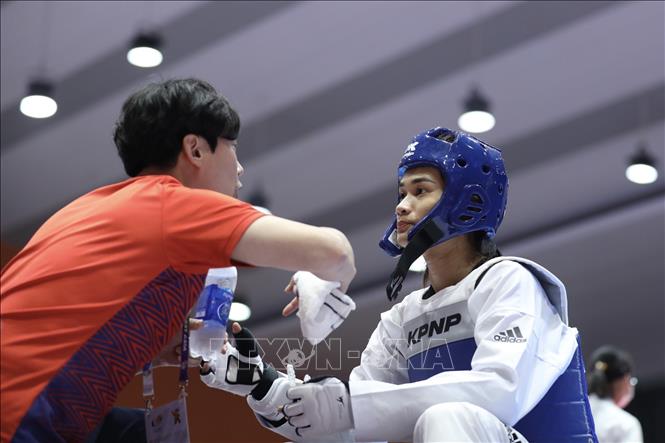 Huấn luyện viên trao đổi với Thu Hiền giờ nghỉ giải lao giữa hai hiệp. Ảnh: Minh Quyết - TTXVN