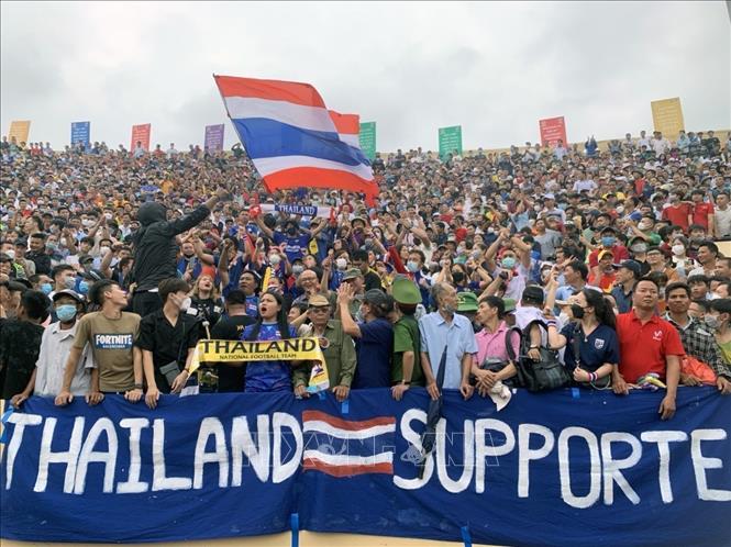 The Thien Truong Stadium is overcrowded. VNA Photo: Quốc Khánh