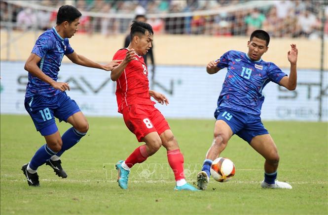 Chayapipat Supanpasuch (19) of U23 Thailand fights for the ball with Witan Sulaeman (8) of U23 Indonesia. VNA Photo: Quốc Khánh