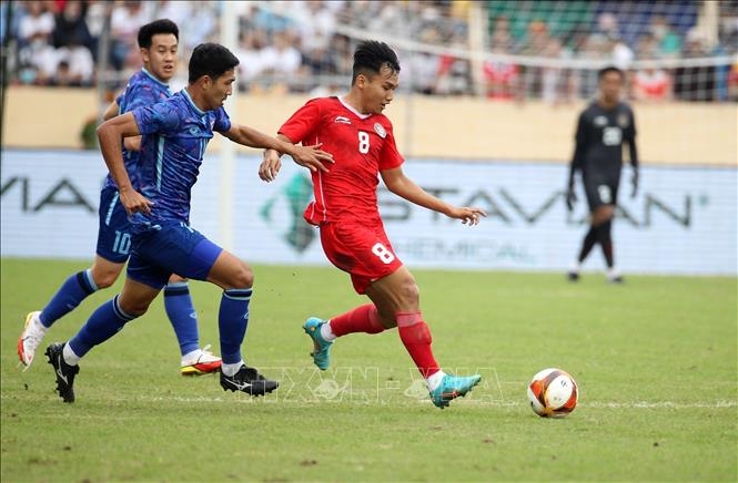 Witan Sulaeman (8, U23 Indonesia) races for the ball with Thai rivals. VNA Photo: Quốc Khánh