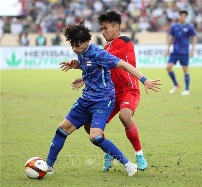 Players fight for the ball. VNA Photo: Quốc Khánh