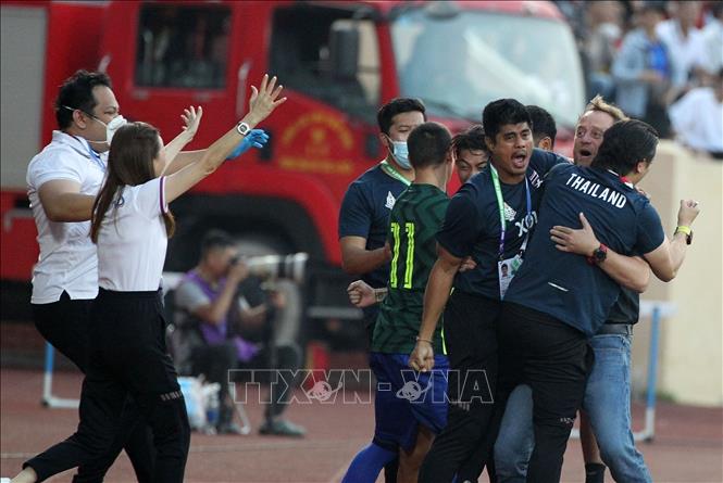 The coaching staff of U23 Thailand celebrate the victory. VNA Photo: Quốc Khánh