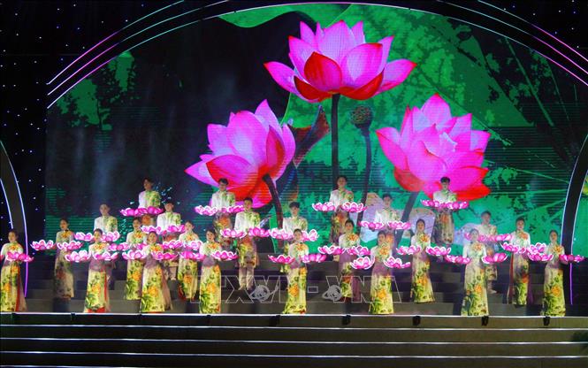 Màn trình diễn áo dài lấy ý tưởng từ hình ảnh hoa Sen quê Bác tại chương trình. Ảnh: Tá Chuyên - TTXVN
